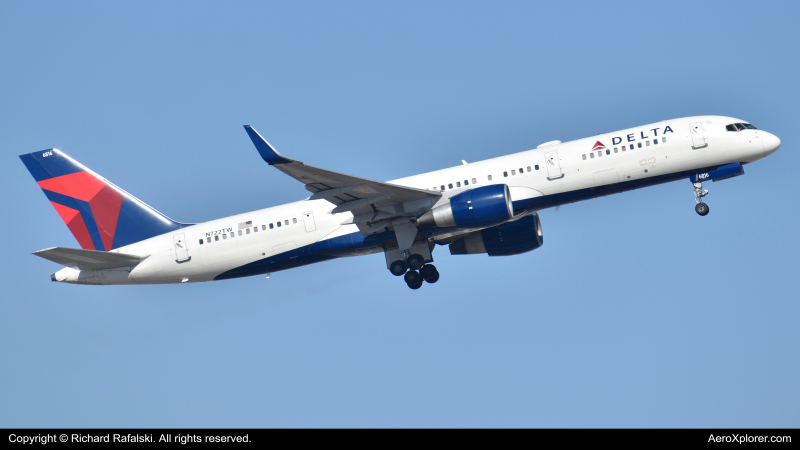 Photo of N722TW - Delta Airlines Boeing 757-200 at PHX on AeroXplorer Aviation Database