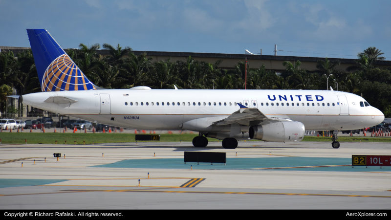 Photo of N429UA - United Airlines Airbus A320 at FLL on AeroXplorer Aviation Database