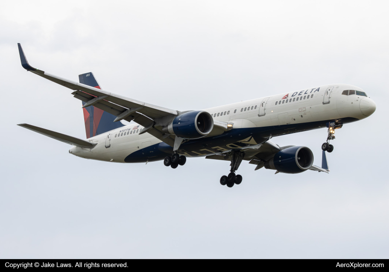 Photo of N707TW - Delta Airlines Boeing 757-200 at DCA on AeroXplorer Aviation Database