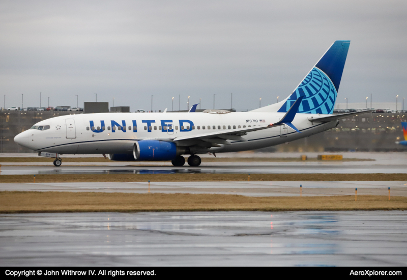 Photo of N13718 - United Airlines Boeing 737-700 at CVG on AeroXplorer Aviation Database