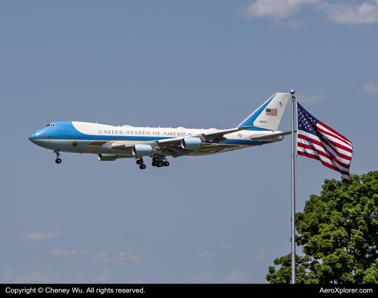 Photo of 82-8000 - USAF - United States Air Force Boeing VC-25A at DTW on AeroXplorer Aviation Database