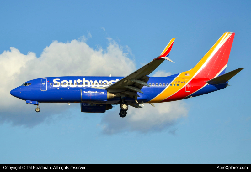 Photo of N922WN - Southwest Boeing 737-700 at IAD on AeroXplorer Aviation Database