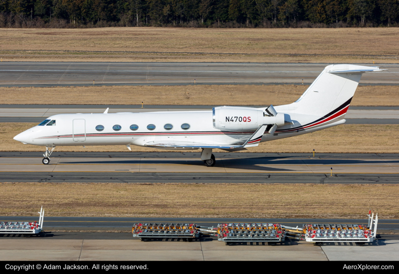 Photo of N470QS - NetJets Gulfstream G450 at IAD on AeroXplorer Aviation Database