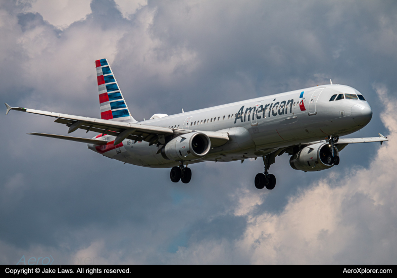 Photo of N546UW - American Airlines Airbus A321-200 at DCA on AeroXplorer Aviation Database