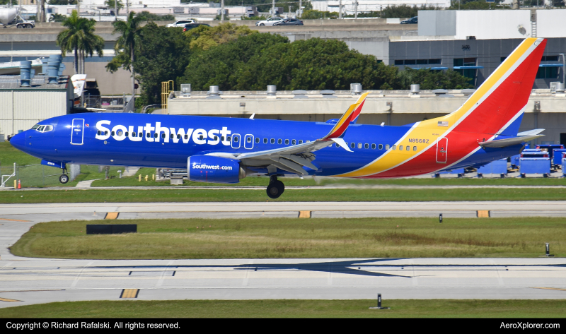 Photo of N8568Z - Southwest Airlines Boeing 737-800 at FLL on AeroXplorer Aviation Database