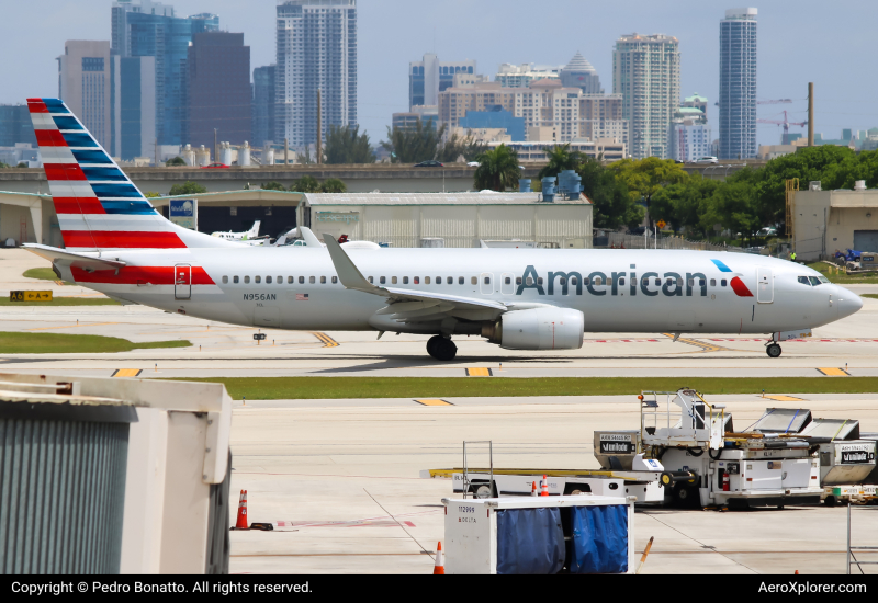 Photo of N956AN - American Airlines Boeing 737-800 at FLL on AeroXplorer Aviation Database