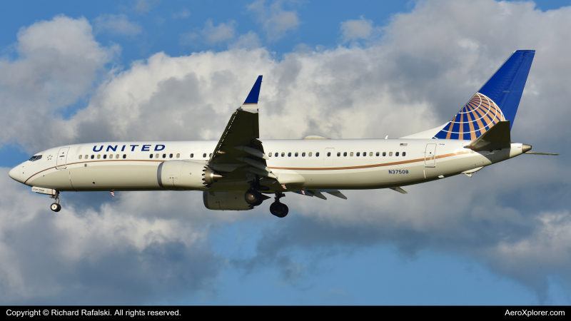Photo of N37508 - United Airlines Boeing 737 MAX 9 at MCO on AeroXplorer Aviation Database