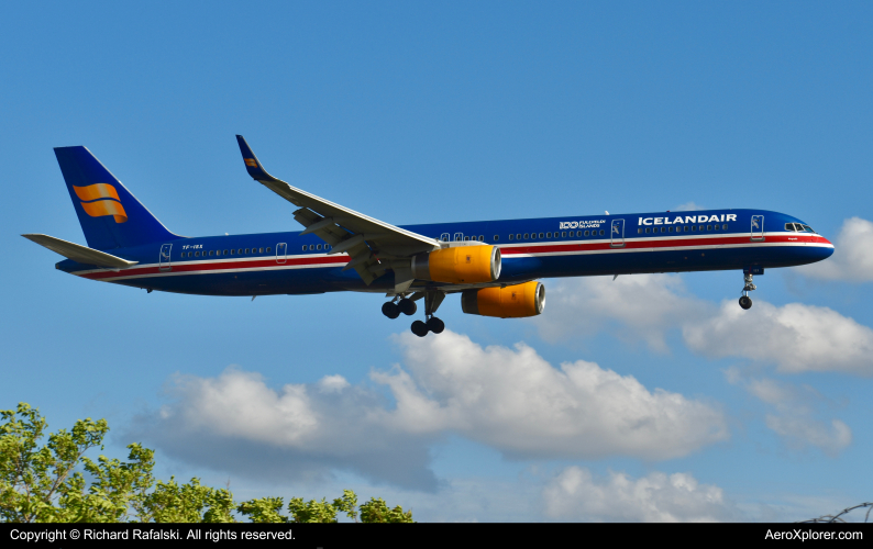 Photo of TF-ISX - Icelandair Boeing 757-300 at ORD on AeroXplorer Aviation Database