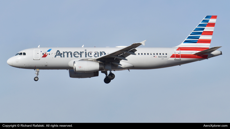 Photo of N654AW - American Airlines Airbus A320 at PHX on AeroXplorer Aviation Database
