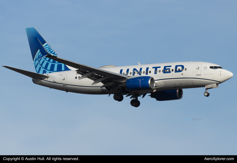 Photo of N39728 - United Airlines Boeing 737-700 at IAD on AeroXplorer Aviation Database