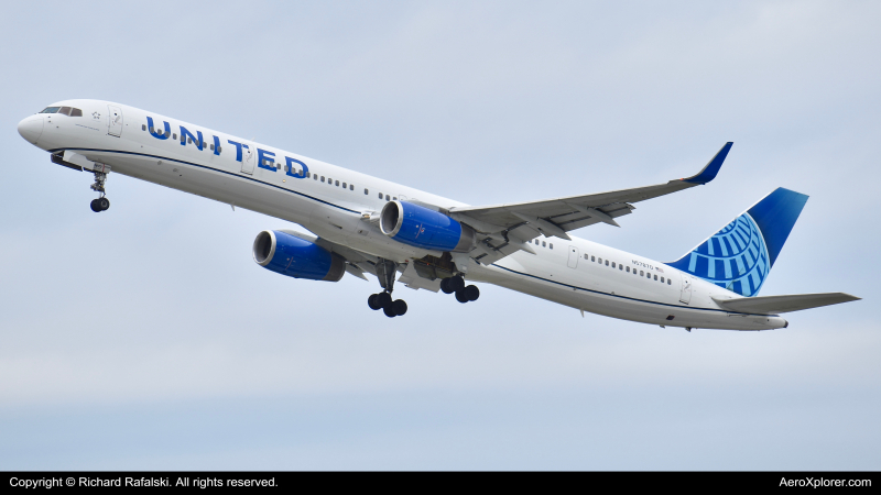 Photo of N57870 - United Airlines Boeing 757-300 at FLL on AeroXplorer Aviation Database
