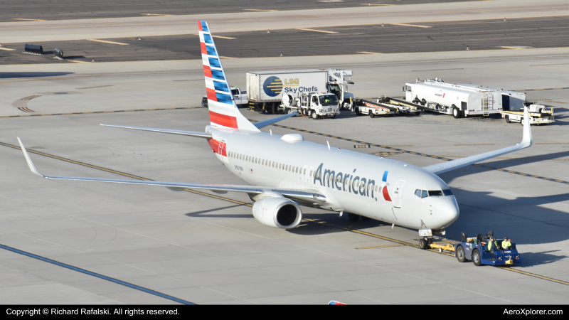 Photo of N981NN - American Airlines Boeing 737-800 at PHX on AeroXplorer Aviation Database