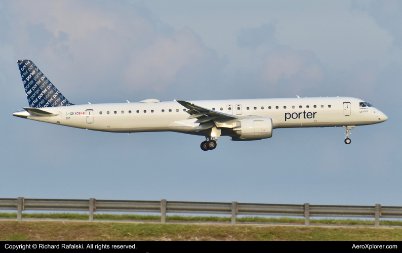 Photo of C-GKXO - Porter Airlines Embraer E195-E2 at MCO on AeroXplorer Aviation Database