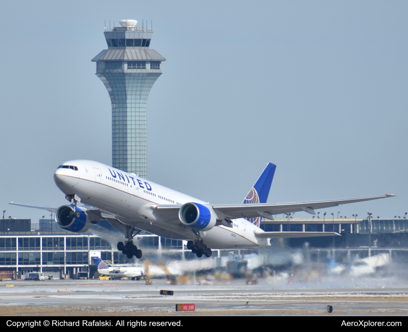 Photo of N222UA - United Airlines Boeing 777-200 at ORD on AeroXplorer Aviation Database