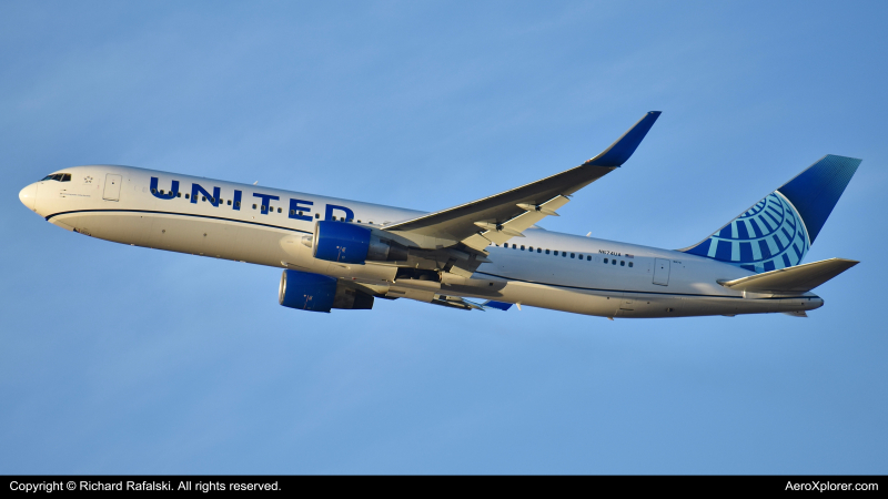 Photo of N674UA - United Airlines Boeing 767-300 at ORD on AeroXplorer Aviation Database