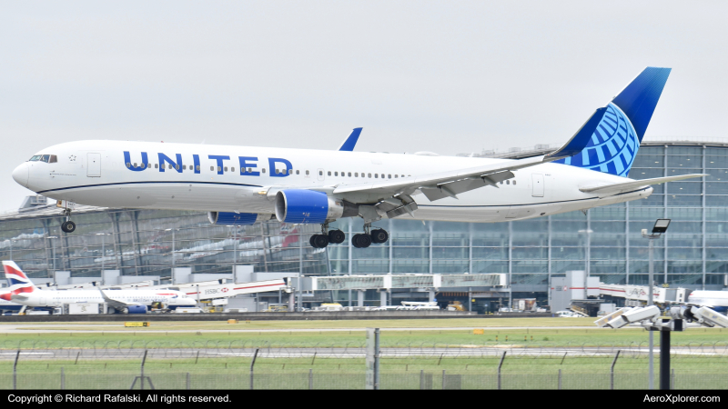 Photo of N667UA - United Airlines Boeing 767-300ER at LHR on AeroXplorer Aviation Database