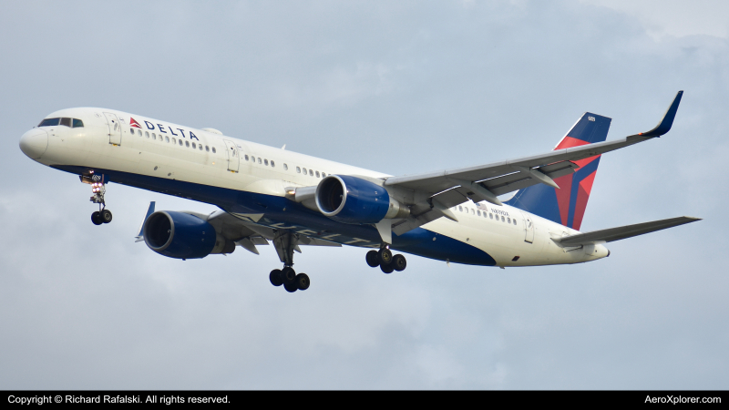 Photo of N819DX - Delta Airlines Boeing 757-200 at MCO on AeroXplorer Aviation Database