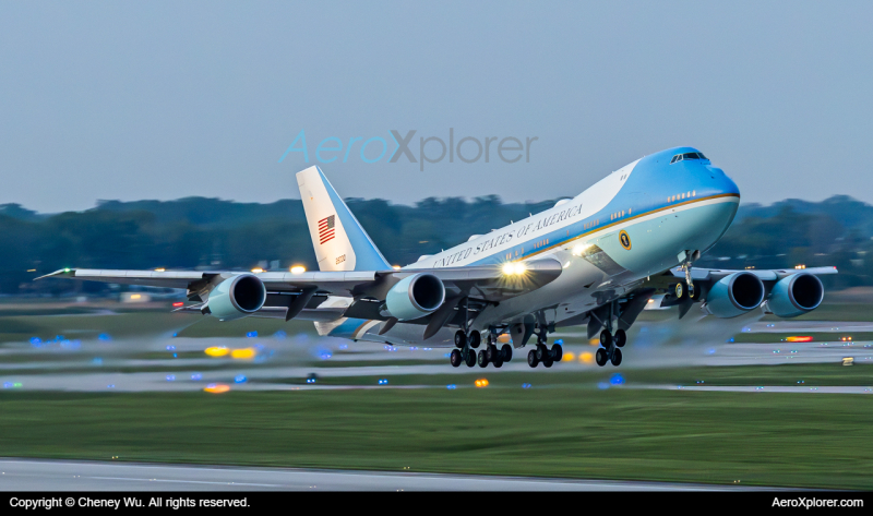 Photo of 82-8000 - USAF - United States Air Force Boeing VC-25A at DTW on AeroXplorer Aviation Database