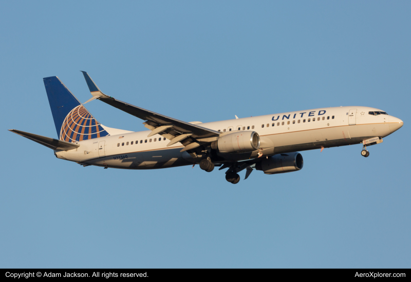 Photo of N35260 - United Airlines Boeing 737-800 at IAD on AeroXplorer Aviation Database