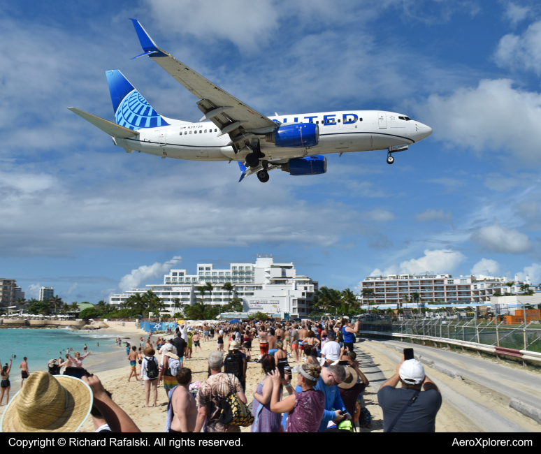 Photo of N39728 - United Airlines Boeing 737-700 at SXM on AeroXplorer Aviation Database