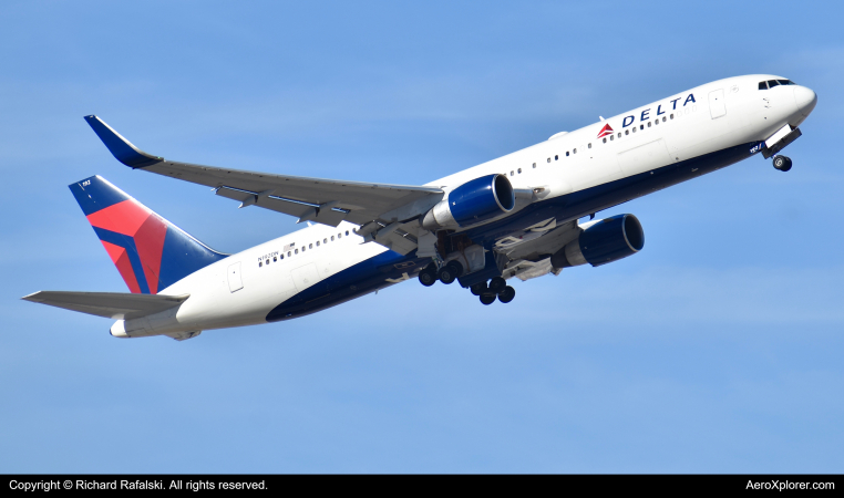 Photo of N192DN - Delta Airlines Boeing 767-300ER at PHX on AeroXplorer Aviation Database