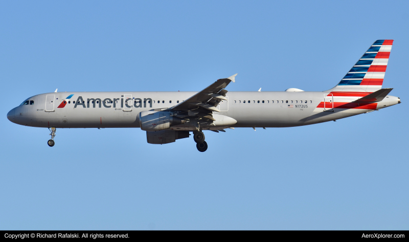 Photo of N172US - American Airlines Airbus A321-200 at PHX on AeroXplorer Aviation Database
