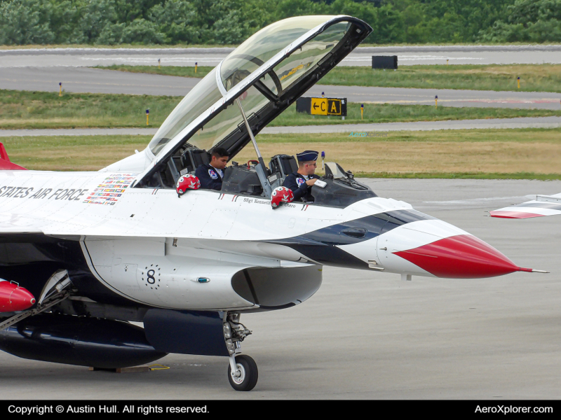 Photo of 92-2880 - USAF - United States Air Force General Dynamics F-16 Fighting Falcon at LBE on AeroXplorer Aviation Database