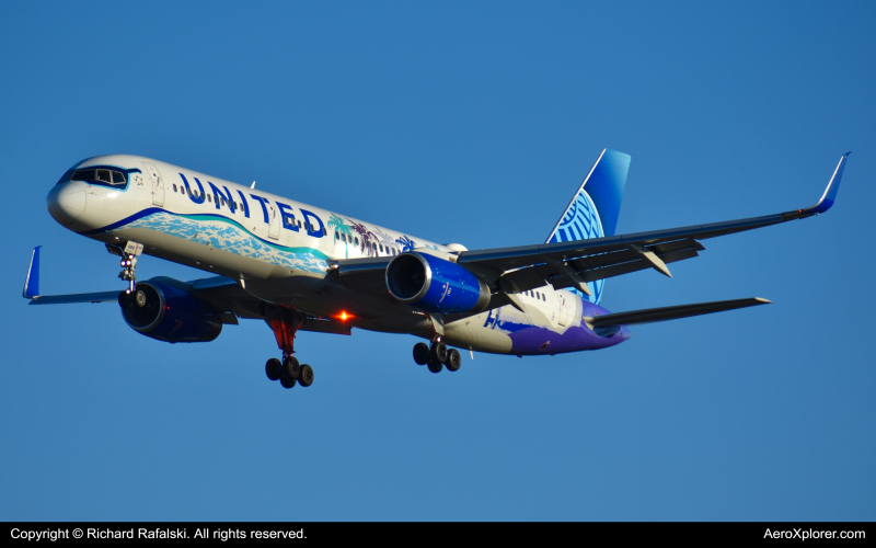 Photo of N14106 - United Airlines Boeing 757-200 at KMCO on AeroXplorer Aviation Database