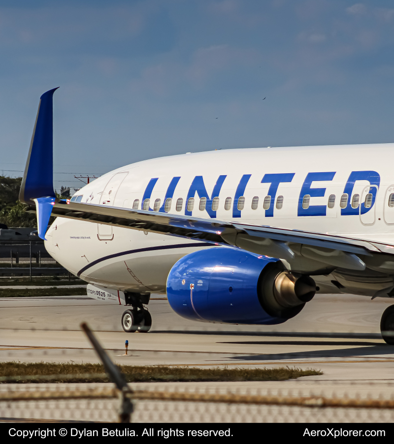 Photo of N77525 - United Airlines Boeing 737-800 at FLL on AeroXplorer Aviation Database