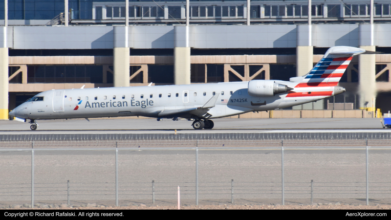 Photo of N742SK - American Eagle Mitsubishi CRJ-700 at PHX on AeroXplorer Aviation Database