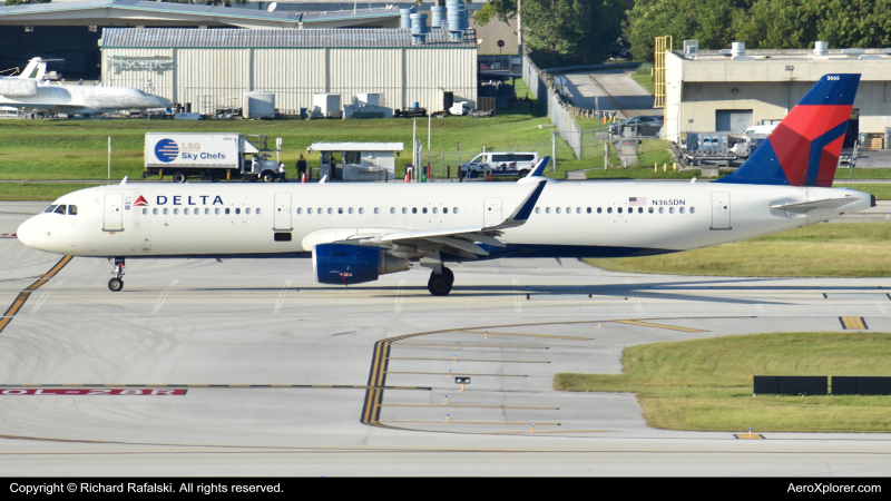Photo of N365DN - Delta Airlines Airbus A321-200 at FLL on AeroXplorer Aviation Database