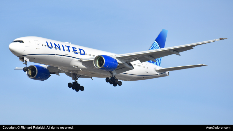 Photo of N775UA - United Airlines Boeing 777-200 at ORD on AeroXplorer Aviation Database