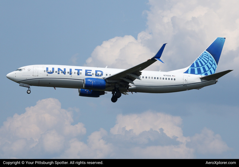 Photo of N76515 - United Airlines Boeing 737-800 at PIT on AeroXplorer Aviation Database