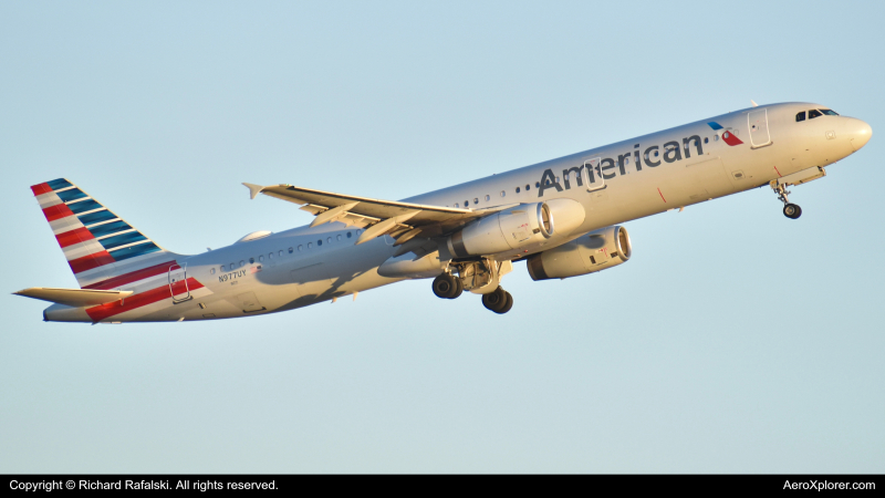 Photo of N977UY - American Airlines Airbus A321-200 at PHX on AeroXplorer Aviation Database