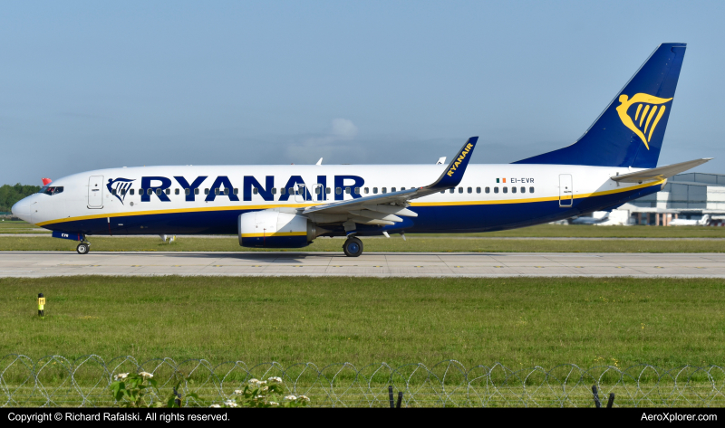 Photo of EI-EVR - Ryanair Boeing 737-800 at MAN on AeroXplorer Aviation Database