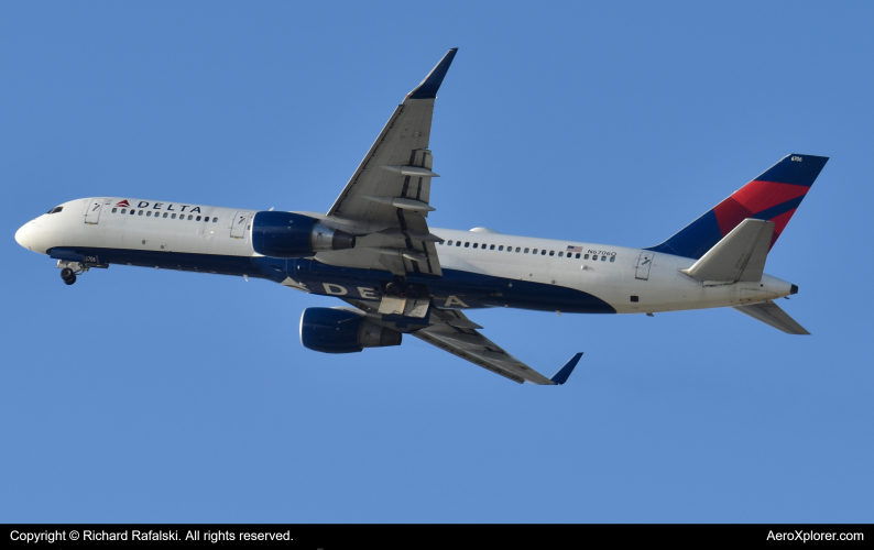 Photo of N6706Q - Delta Airlines Boeing 757-200 at FLL on AeroXplorer Aviation Database