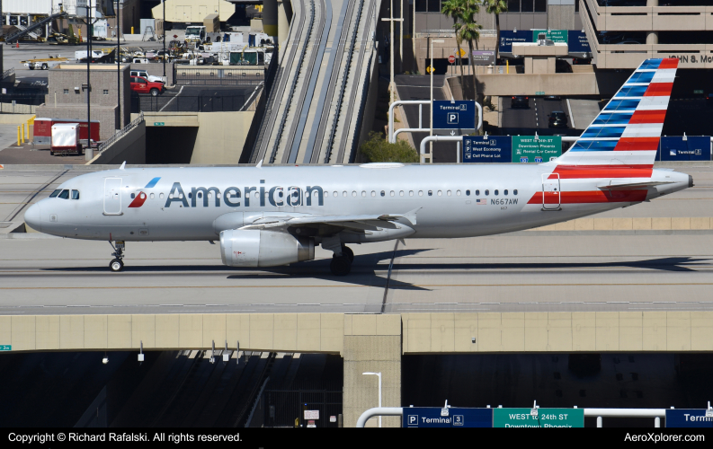 Photo of N667AW - American Airlines Airbus A320 at PHX on AeroXplorer Aviation Database