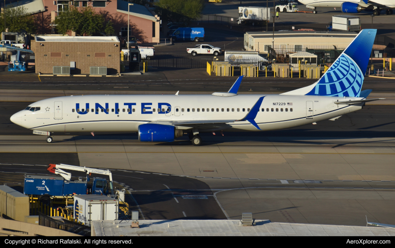 Photo of N17229 - United Airlines Boeing 737-800 at PHX on AeroXplorer Aviation Database