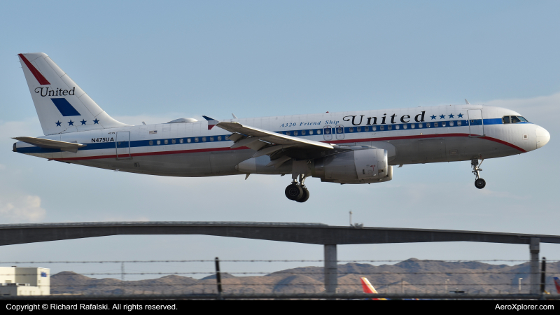 Photo of N475UA - United Airlines Airbus A320 at PHX on AeroXplorer Aviation Database