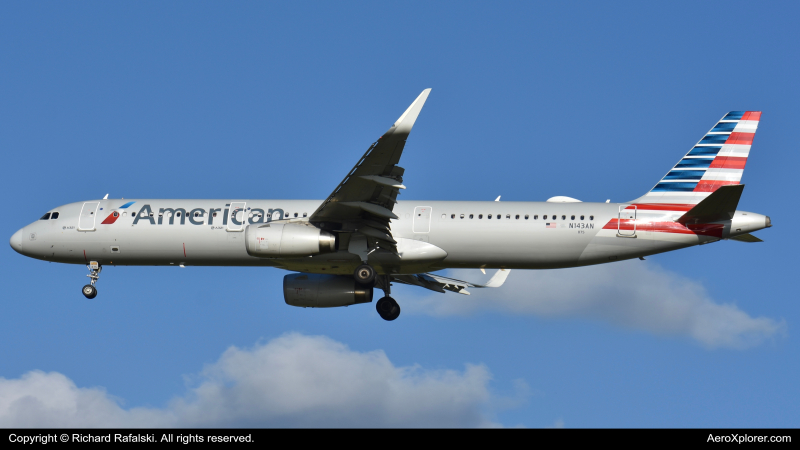 Photo of N143AN - American Airlines Airbus A321-200 at MCO on AeroXplorer Aviation Database