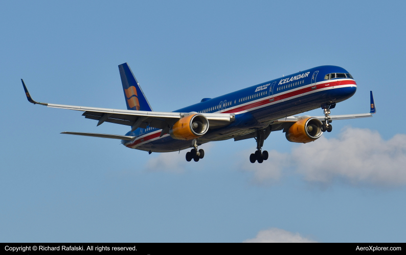 Photo of TF-ISX - Icelandair Boeing 757-300 at ORD on AeroXplorer Aviation Database