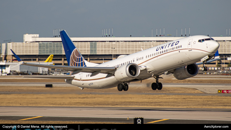 Photo of N37518 - United Airlines Boeing 737 MAX 9 at IAH on AeroXplorer Aviation Database