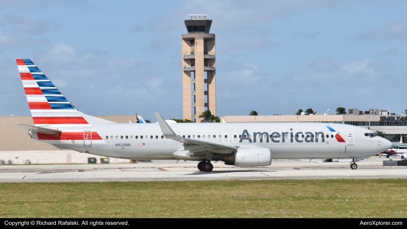 Photo of N928NN - American Airlines Boeing 737-800 at FLL on AeroXplorer Aviation Database