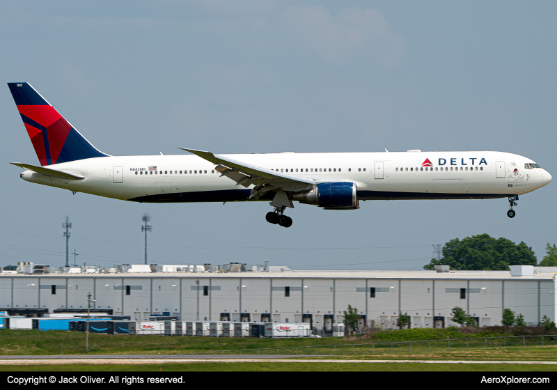 Photo of N842MH - Delta Airlines Boeing 767-400ER at CVG on AeroXplorer Aviation Database