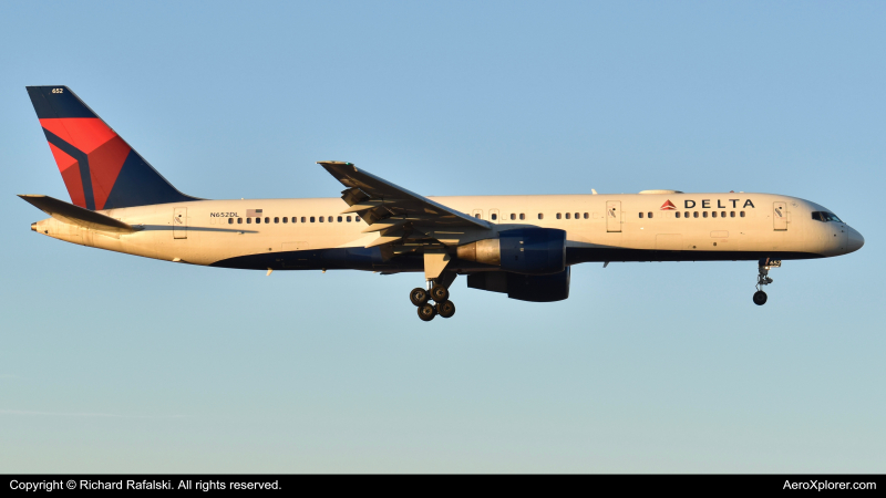 Photo of N652DL - Delta Airlines Boeing 757-200 at PHX on AeroXplorer Aviation Database