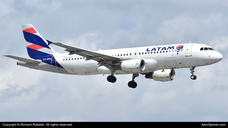 Photo of CC-BFD - LATAM Airbus A320 at KMIA on AeroXplorer Aviation Database