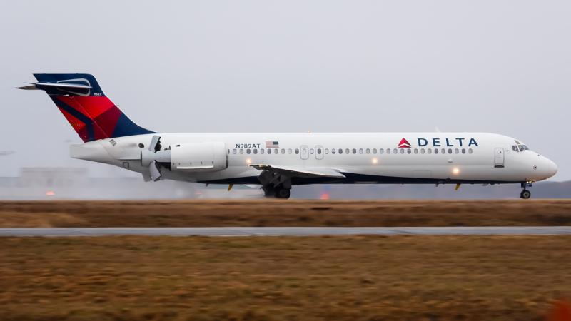 Photo of N989AT - Delta Airlines Boeing 717-200 at SAV on AeroXplorer Aviation Database