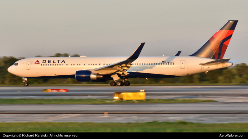 Photo of N195DN - Delta Airlines Boeing 767-300 at MCO on AeroXplorer Aviation Database