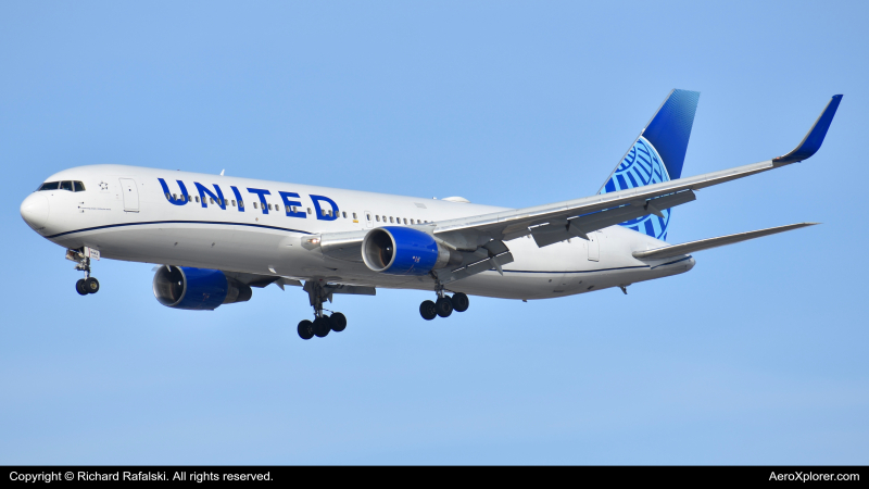 Photo of N662UA - United Airlines Boeing 767-300ER at ORD on AeroXplorer Aviation Database