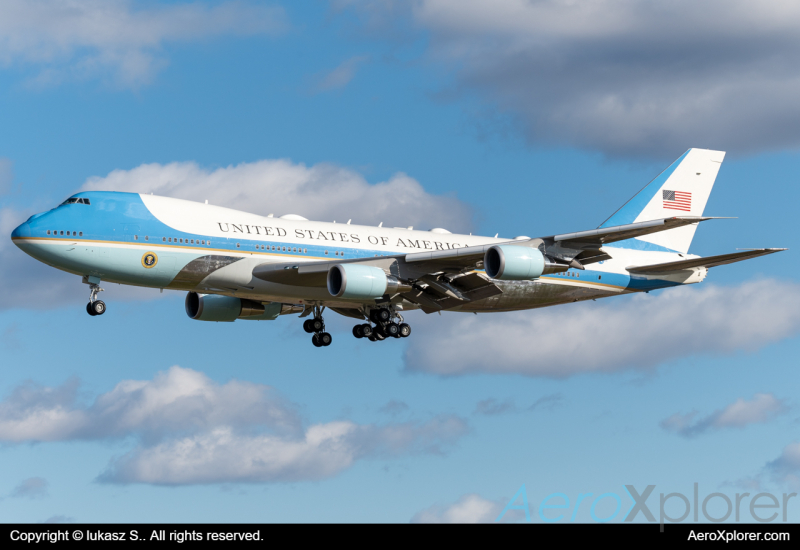 Photo of 82-8000 - USAF - United States Air Force Boeing VC-25A at MHT on AeroXplorer Aviation Database